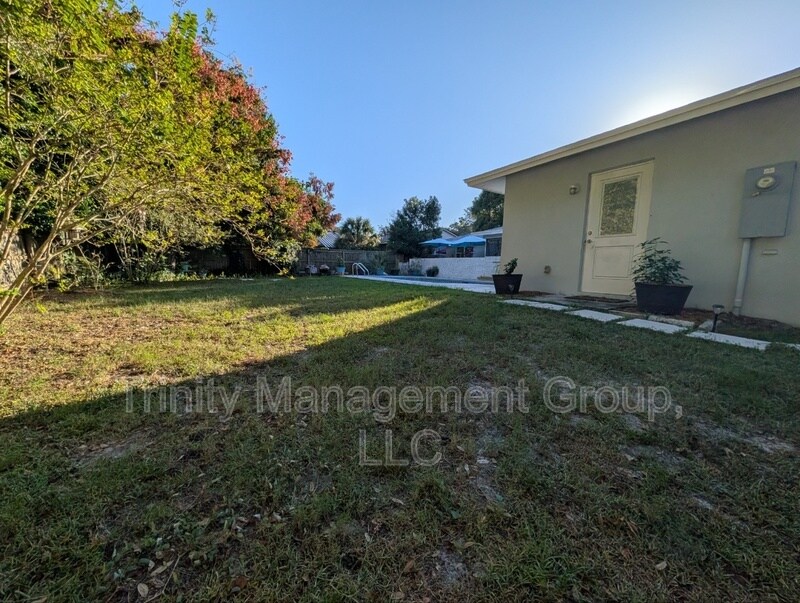 7271 Holiday Dr in Spring Hill, FL - Building Photo