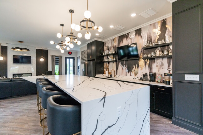 Flats on 10th in Jeffersonville, IN - Building Photo - Building Photo