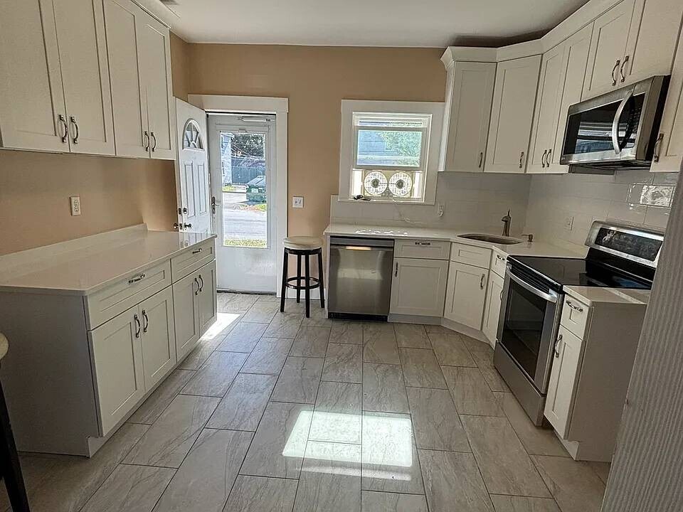 29 Webster St, Unit Spacious 3bdrm in Framingham, MA - Building Photo