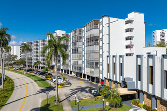 Fairways Riviera in Hallandale Beach, FL - Foto de edificio - Building Photo