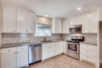 304 Lisa Ct in Friendswood, TX - Building Photo - Building Photo