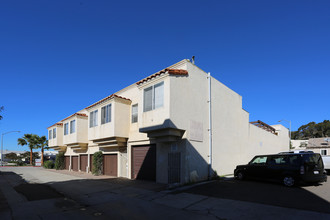 University Gateway Apartments in San Diego, CA - Building Photo - Building Photo