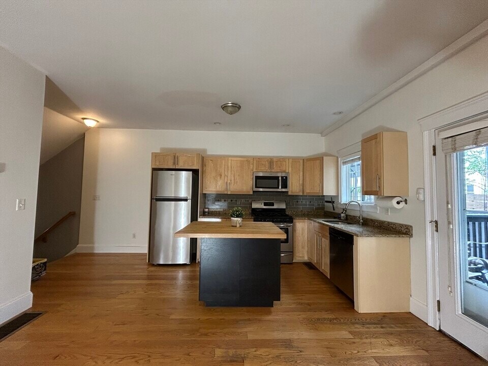 144 W 8th St in Boston, MA - Building Photo