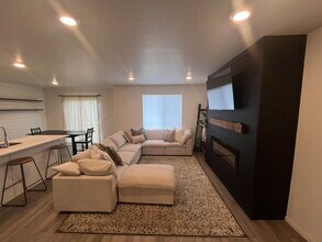 986 E Manifest Ln in Saratoga Springs, UT - Foto de edificio - Building Photo