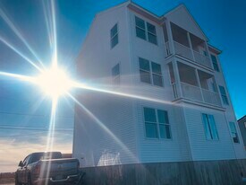 6 Cross Beach Rd in Seabrook, NH - Building Photo