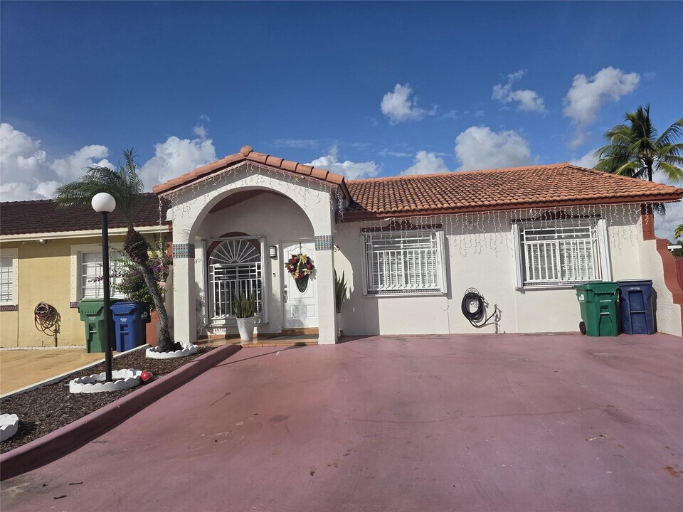 7635 NW 181st St in Hialeah, FL - Building Photo