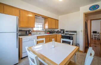 7936 W Becher St, Unit Upper in West Allis, WI - Building Photo - Building Photo