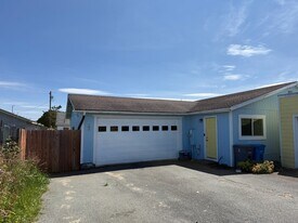 741 1/2 B St in Crescent City, CA - Building Photo