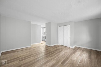 6832 S Crandon Chicago, IL 60649 in Chicago, IL - Foto de edificio - Building Photo