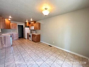 10224 Maymie Rd in Garden City, ID - Building Photo - Building Photo