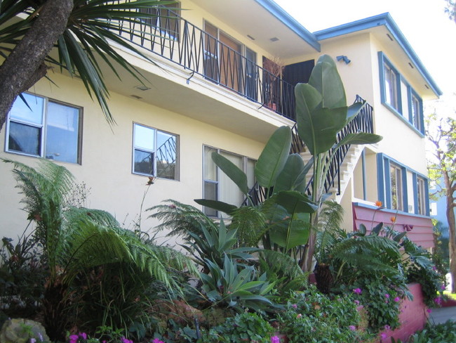 402 Montana Ave in Santa Monica - 4 blocks