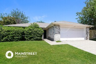 6421 Alta Vista Dr in Watauga, TX - Building Photo