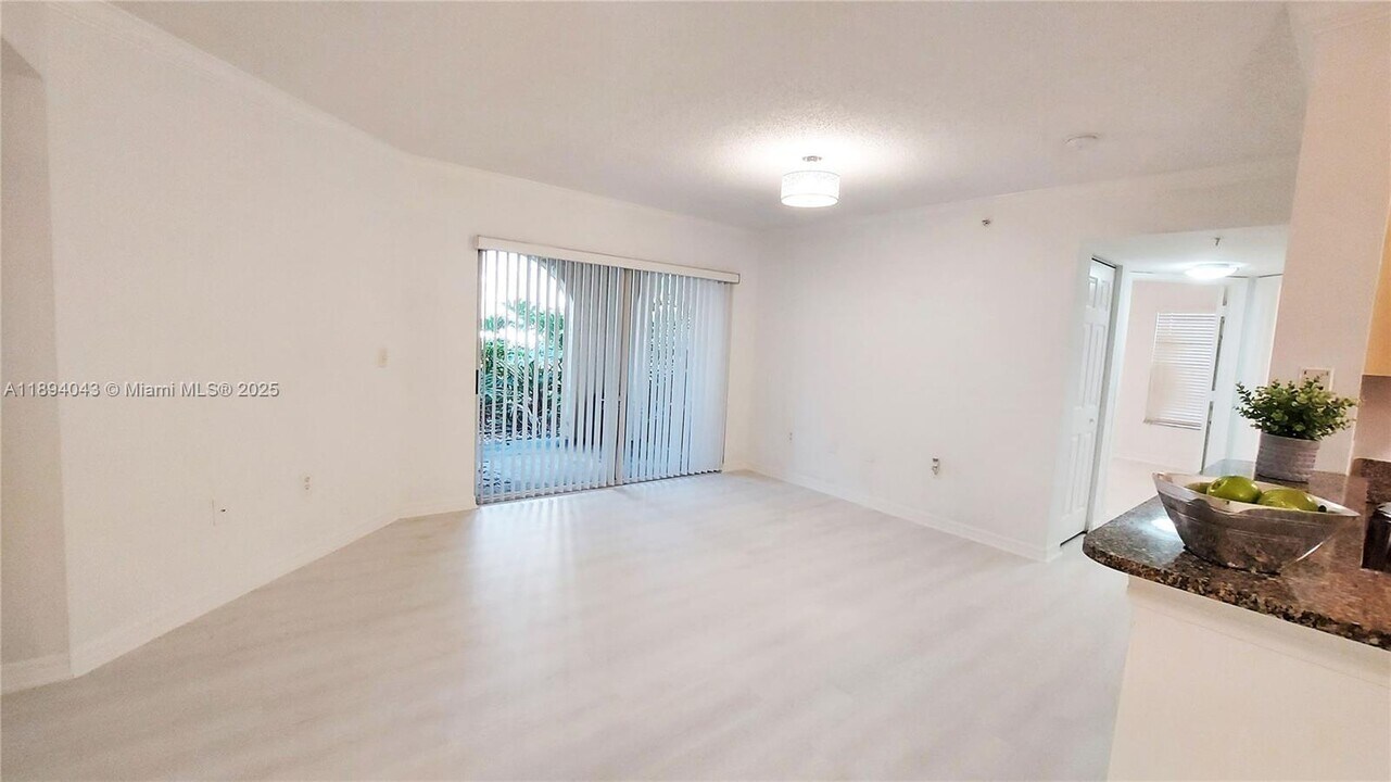 2457 Centergate Dr, Unit 108 in Miramar, FL - Foto de edificio