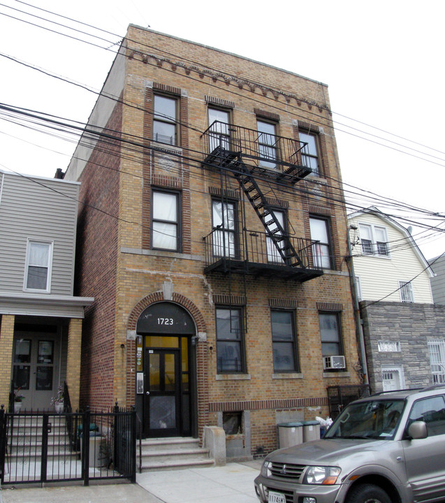 1723 Taylor Ave in Bronx, NY - Building Photo