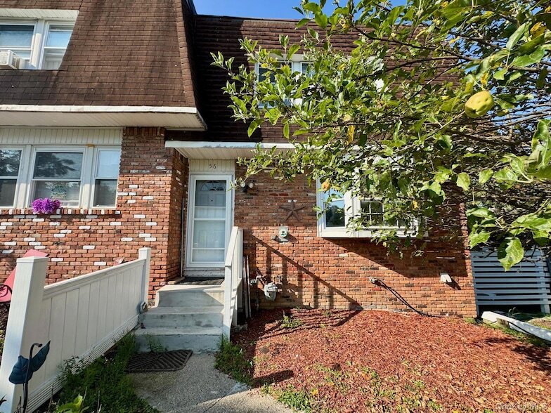 56 Chaucer Ct in Middletown, NY - Foto de edificio
