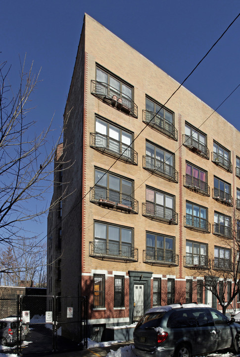 242 5th St in Jersey City, NJ - Building Photo