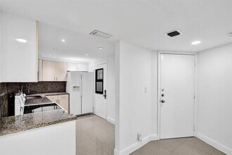 20400 W Country Club Dr in Aventura, FL - Building Photo - Building Photo