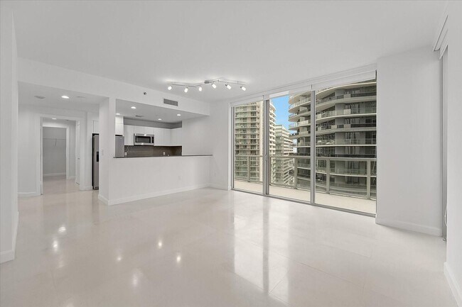1050 Brickell Ave, Unit 3320 in Miami, FL - Foto de edificio - Building Photo