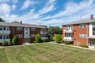 Buckingham Court Gardens in Nanuet, NY - Foto de edificio - Building Photo