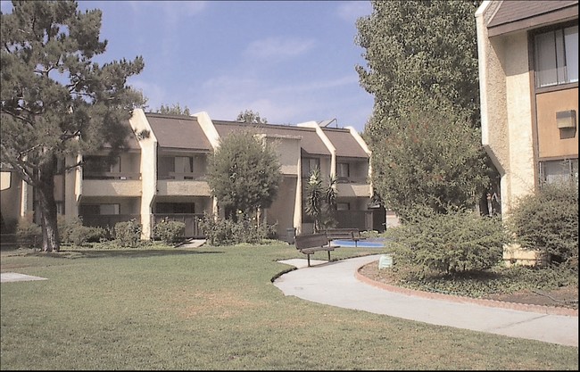 Rolland Curtis Gardens Apartments in Los Angeles, CA - Foto de edificio - Building Photo