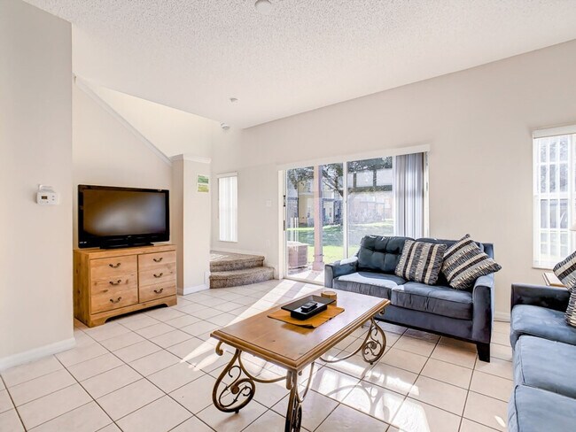 8410 Blue Lagoon Dr in Kissimmee, FL - Foto de edificio - Building Photo