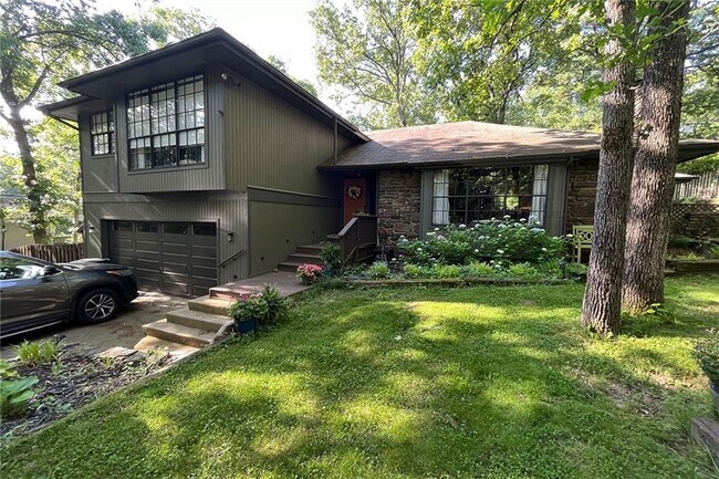 2547 N Elizabeth Ave in Fayetteville, AR - Foto de edificio - Building Photo