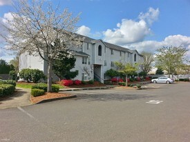 Cascade Village Apartments in Estacada, OR - Building Photo