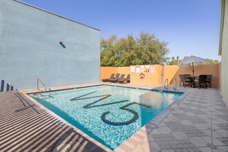 West 5th in Tempe, AZ - Foto de edificio - Building Photo