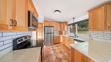 4180 N Hearth Ct in Oak Harbor, WA - Building Photo - Building Photo