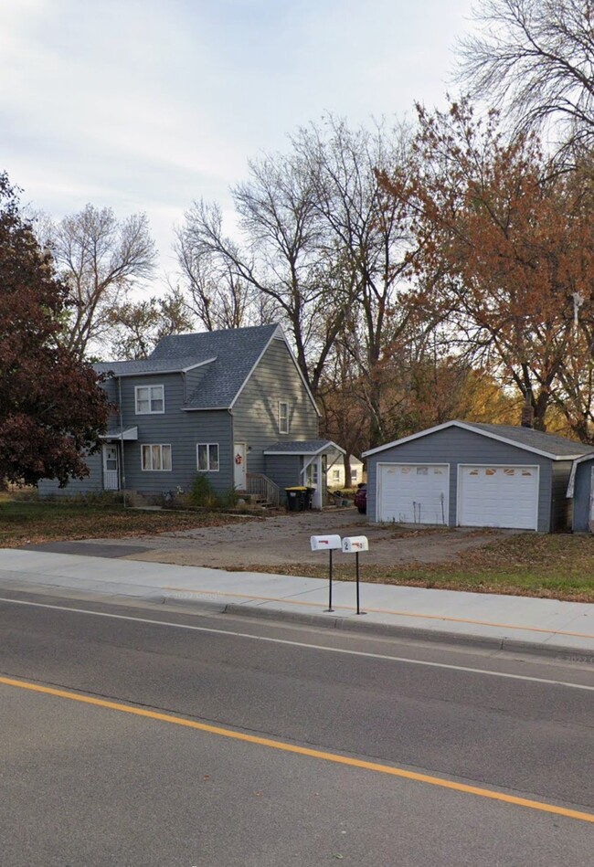 605 Lakeland Dr SE, Unit 2/upstairs in Willmar, MN - Foto de edificio - Building Photo