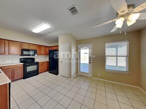 631 Tom Kemp Dr in New Braunfels, TX - Foto de edificio - Building Photo