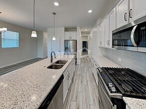 6117 Voyagers Pl in Apollo Beach, FL - Foto de edificio - Building Photo