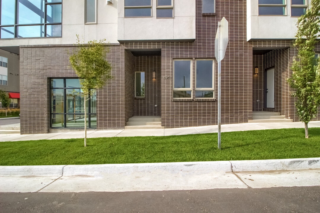 2098 S Galapago St in Denver, CO - Foto de edificio