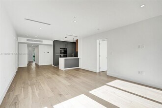 200 Sunrise Dr in Key Biscayne, FL - Building Photo - Building Photo