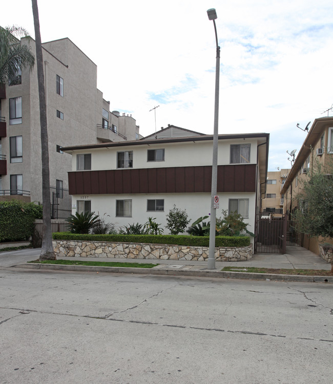 1237 N Mansfield Ave in Los Angeles, CA - Foto de edificio - Building Photo