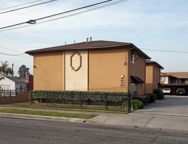 925-939 N Del Valle Ave in La Puente, CA - Foto de edificio - Building Photo