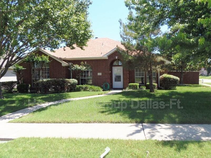 2300 Granbury Dr in Mesquite, TX - Building Photo