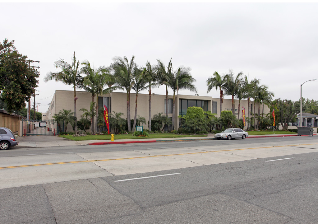 Lark Apartments in Covina, CA - Building Photo