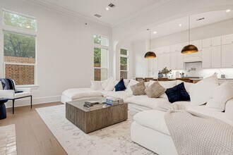 2706 Tudor Manor in Houston, TX - Foto de edificio - Building Photo