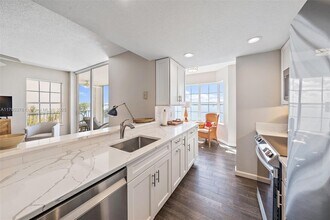 5800 NE Island Cove Way in Stuart, FL - Foto de edificio - Building Photo