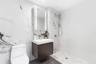 41-14 27th St-Unit -5D in Queens, NY - Foto de edificio - Building Photo