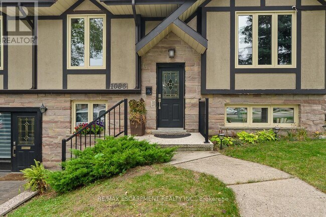 1086 Mississauga Vly Blvd in Mississauga, ON - Building Photo - Building Photo