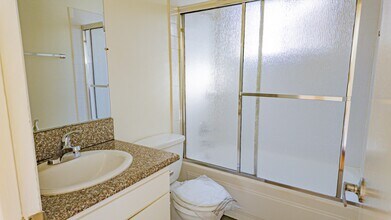 447 W Elk Ave in Glendale, CA - Foto de edificio - Building Photo