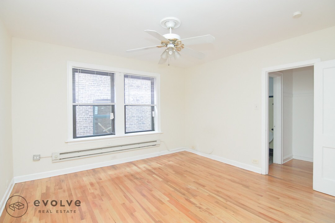 540 W Wellington Ave-Unit -213 in Chicago, IL - Building Photo