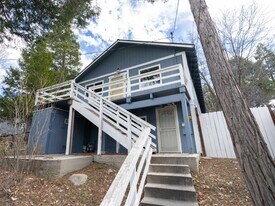 26425 Lake Forest Dr in Lake Arrowhead, CA - Building Photo