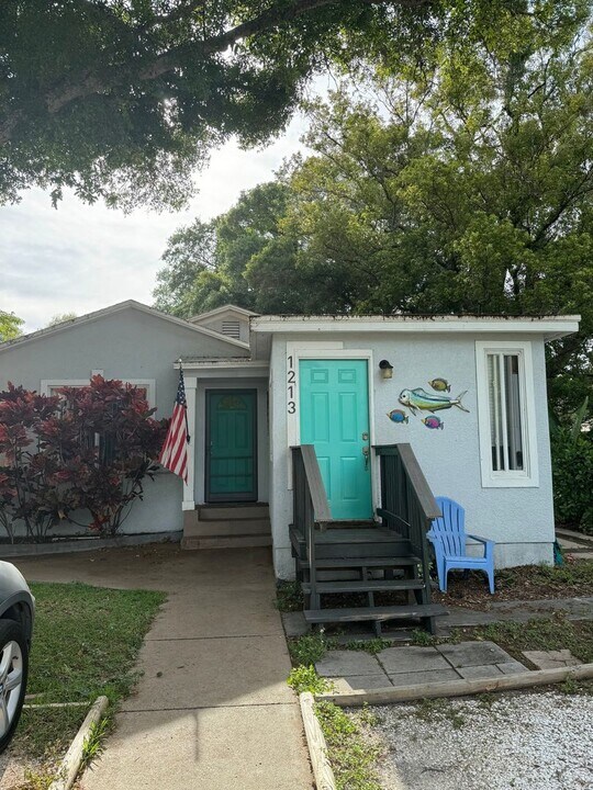 1213 55th St S in Gulfport, FL - Foto de edificio