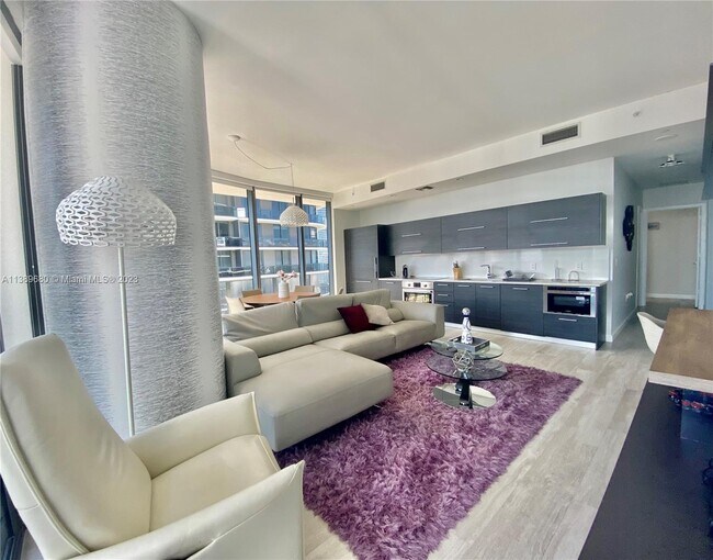 55 SW 9th St, Unit 4201 in Miami, FL - Foto de edificio - Building Photo