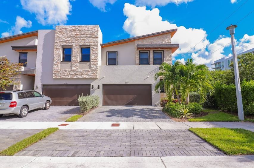 10590 NW 78th Ter in Doral, FL - Building Photo