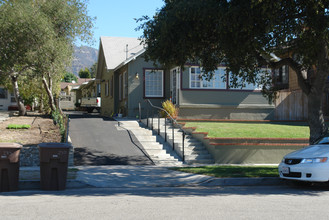 2327 Florencita Ave in Montrose, CA - Foto de edificio - Building Photo