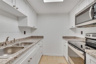 2560 Tigertail Ave in Miami, FL - Building Photo - Building Photo